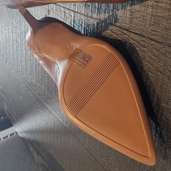 Ladies Naturalizers brown high heels.  Excellent condition, never worn - Picture 3 of 3